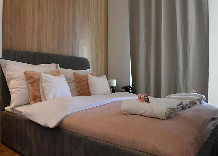 Grzybowska 37 Corolla Exclusive * Varsó